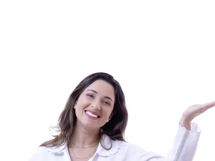 Priscilla sorrindo e estendendo a mão em gesto de convite